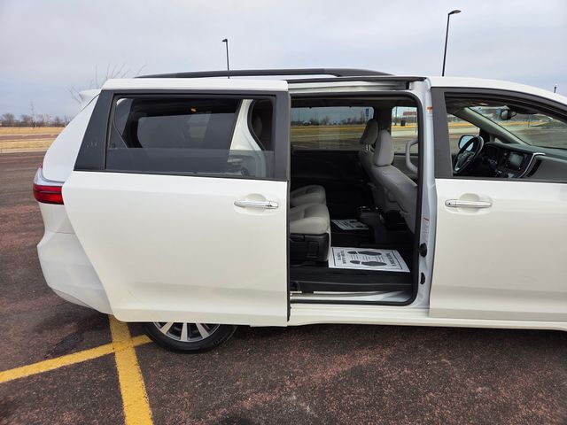 2019 Toyota Sienna XLE Auto Access Seat
