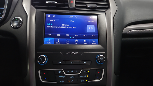 Used 2020 Oxford White Ford SE image 15