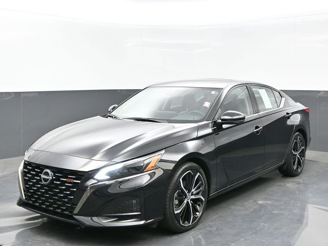 2024 Super Black Clearcoat Nissan Altima 2.0 SR FWD Sedan