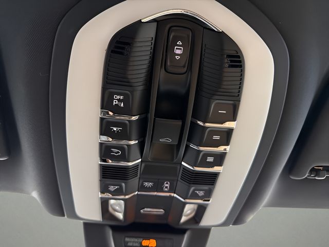 2025 Porsche Macan Base - Photo 26