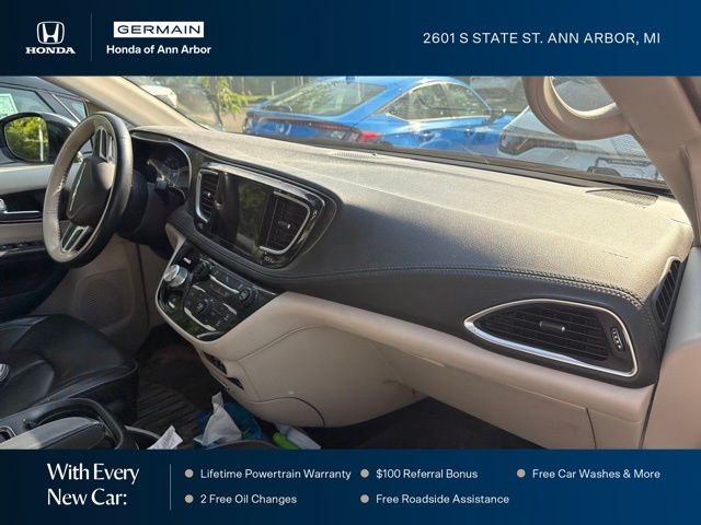 Used 2019 Brilliant Black Crystal Pearlcoat Chrysler Limited image 5