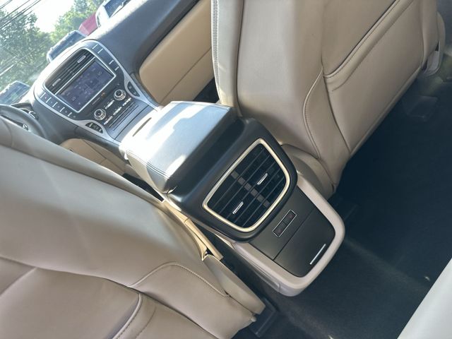 Used 2020 White Lincoln Reserve image 25