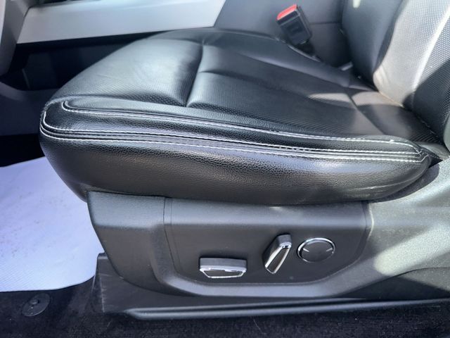 Used 2018 White Ford Lariat image 16