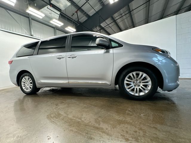 2017 Toyota Sienna XLE Premium - 2