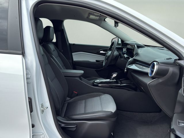 2025 Chevrolet Trax LT - Photo 10