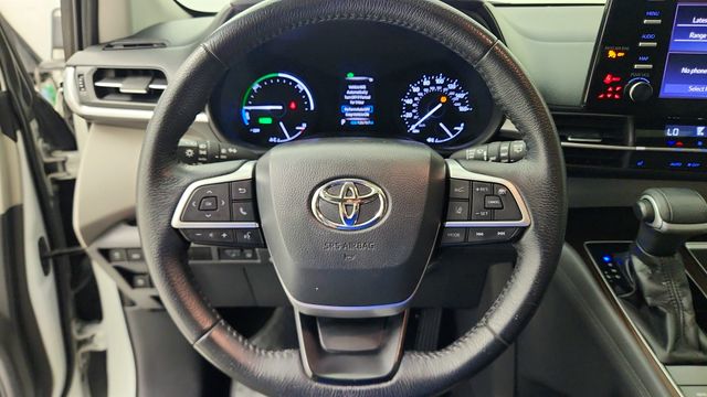 2021 Toyota Sienna XLE White at Community Toyota