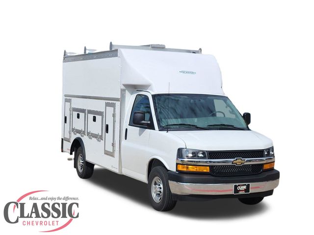 Summit White 2025 Chevrolet Express Chassis 3500 Cutaway 159 Van Rear-Wheel Drive 8-Speed Automatic