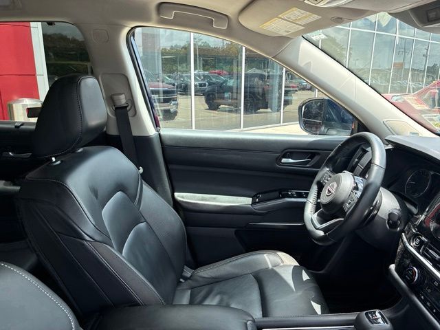 2024 Nissan Pathfinder SL - 9