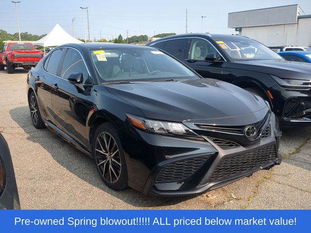 Used 2022 Midnight Black Metallic Toyota SE image 5