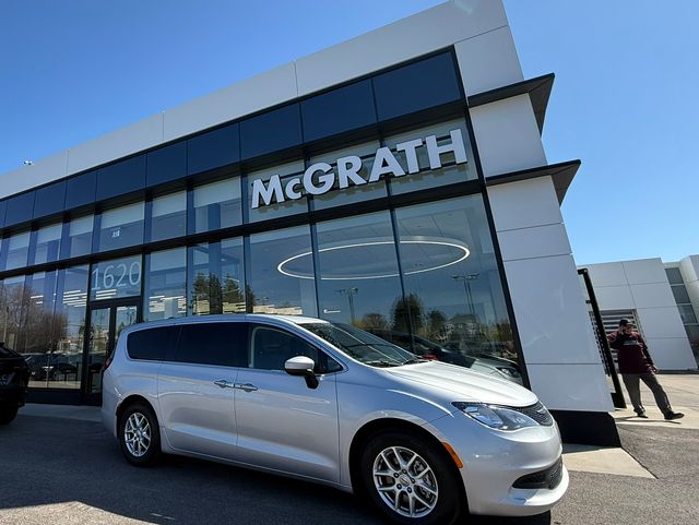 Silver Mist Clearcoat 2023 Chrysler Voyager LX FWD Minivan Front-Wheel Drive 9-Speed Automatic