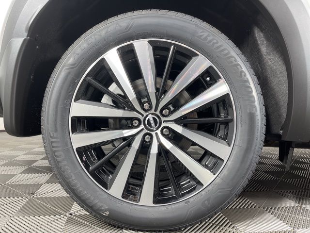 2025 Everest White Pearl Tricoat Nissan Pathfinder Platinum 4X4 SUV