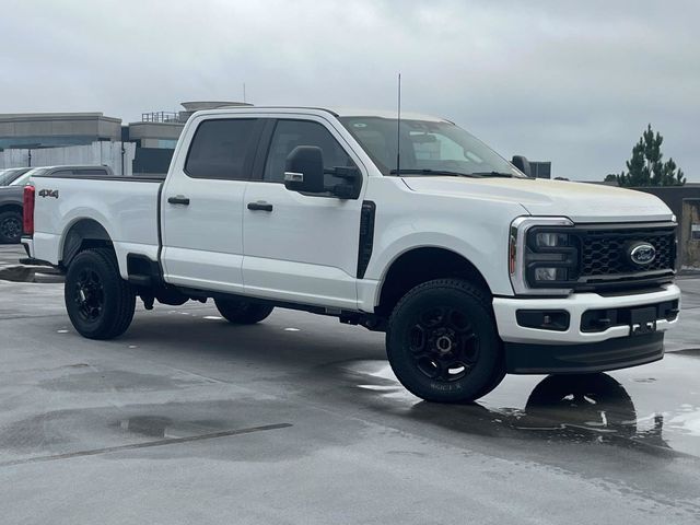 Oxford White 2026 Ford F-250 Super Duty Pickup Truck Four-Wheel Drive Automatic
