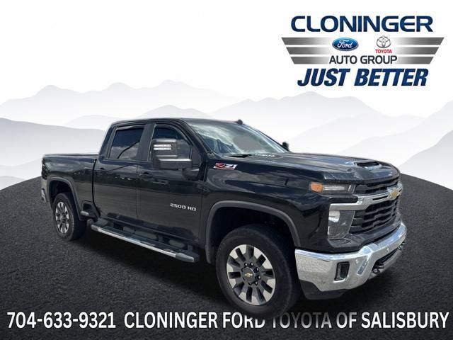 Summit White 2026 Chevrolet Silverado 2500HD Pickup Truck Four-Wheel Drive Automatic