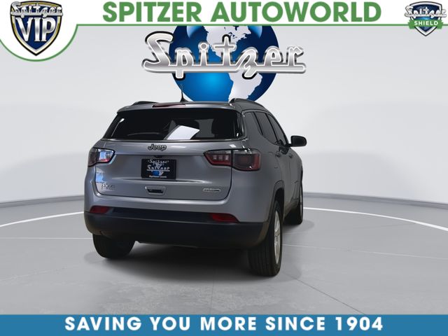 Used 2021 Silver Jeep Latitude image 9