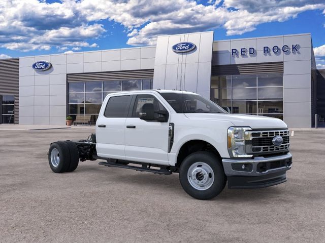 Oxford White 2026 Ford F-350 Super Duty Chassis Pickup Truck Four-Wheel Drive Automatic