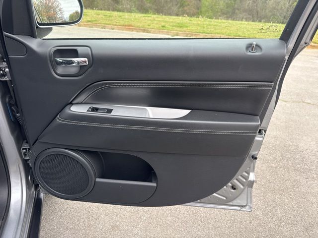 Used 2017 Silver Jeep Latitude image 9