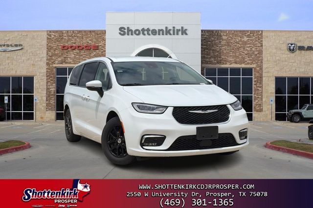 2023 Chrysler Pacifica Touring L's photo