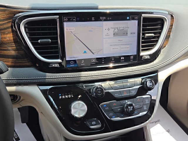 Used 2024 Chrysler Pacifica Van
