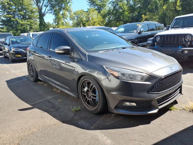 Gray (Magnetic) 2018 Ford Focus Hatchback Front-Wheel Drive 6-Speed Manual