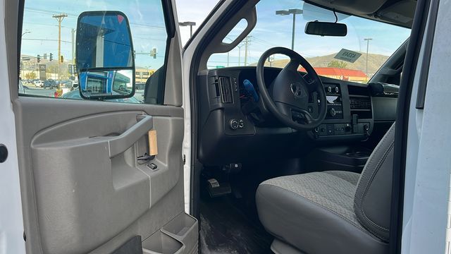 2024 GMC Savana 3500 Work Van 32