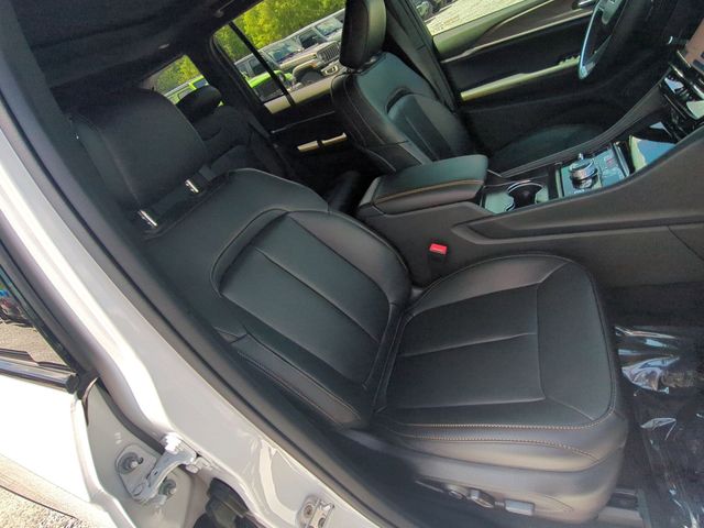 New 2026 Bright White Clear-Coat Exterior Paint Jeep  image 36