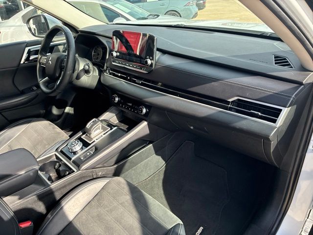 2024 Mitsubishi Outlander SE - 11