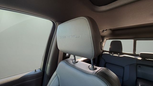Used 2022 White GMC Denali image 36
