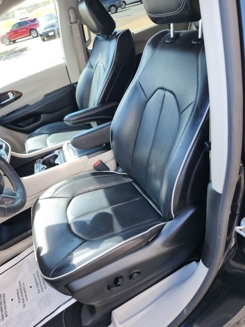 Used 2023 Black Chrysler Limited image 26