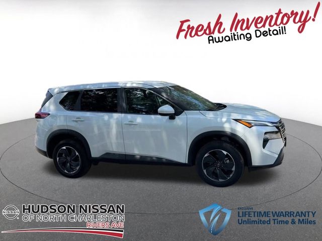 2024 Everest White Pearl Nissan Rogue SV SUV