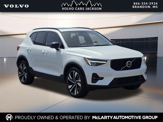2024 Volvo XC40 B5 Plus Dark Theme AWD