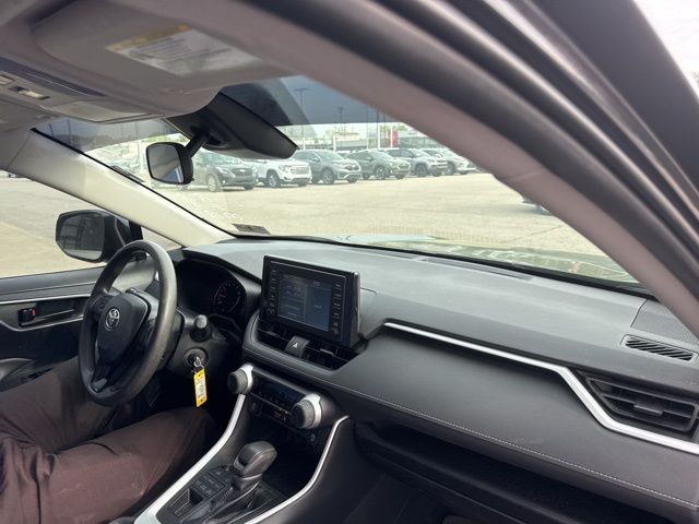 2019 Toyota RAV4 LE photo