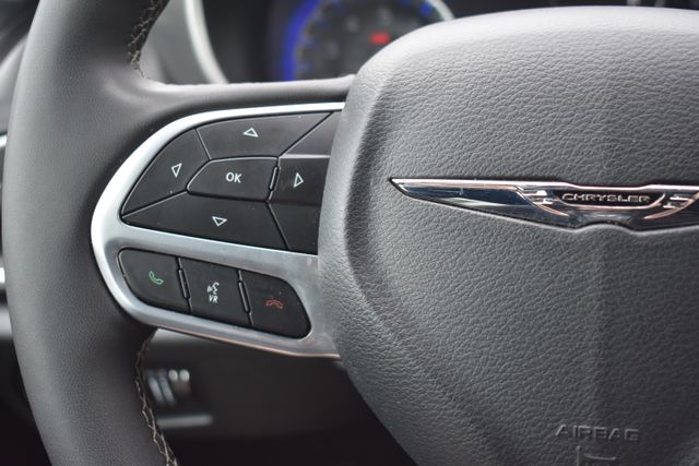 Used 2025 Chrysler Pacifica Van