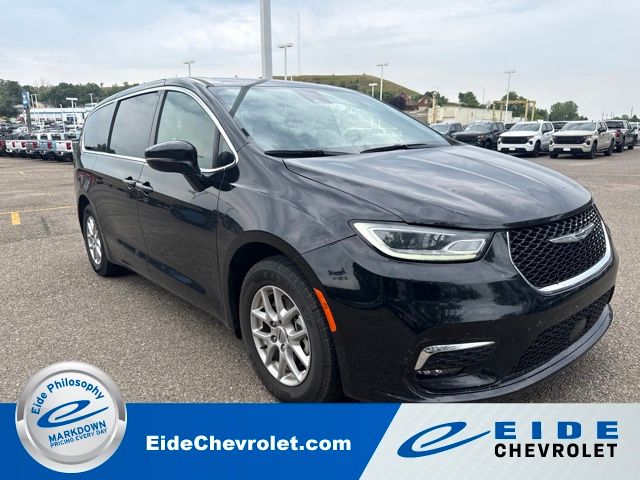 Diamond Black Crystal Pearlcoat 2025 Chrysler Pacifica Minivan Front-Wheel Drive 9-Speed Automatic