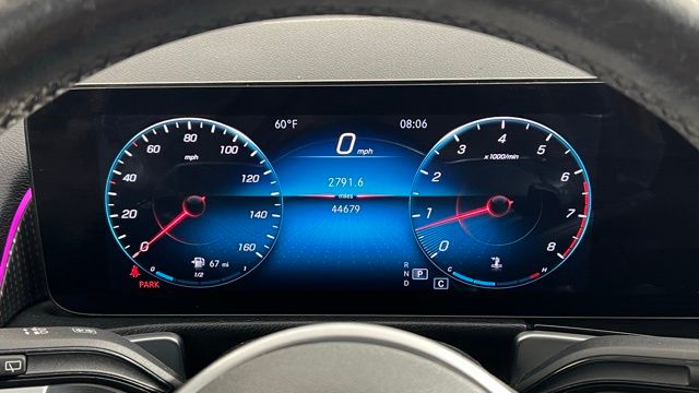 Mercedes-BenzGLB11