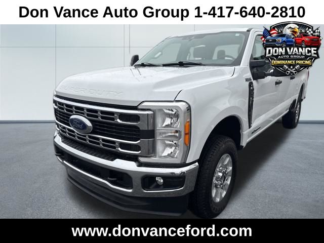 Oxford White 2023 Ford F-250 Super Duty XLT Crew Cab 4WD Pickup Truck Four-Wheel Drive Automatic