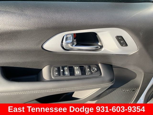 2025 Chrysler Pacifica Limited photo