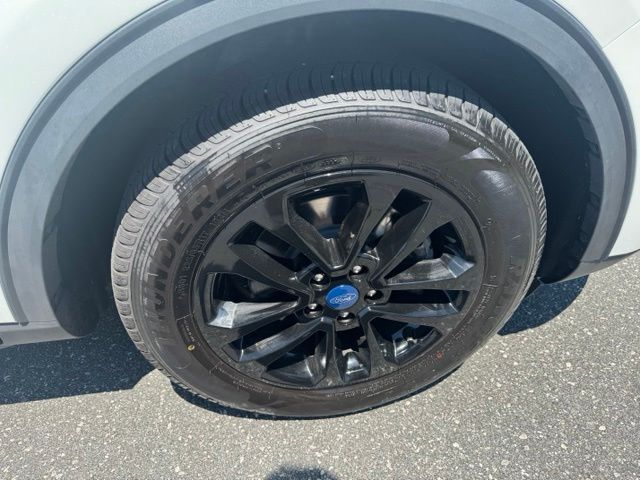 Used 2022 White Ford SE image 9
