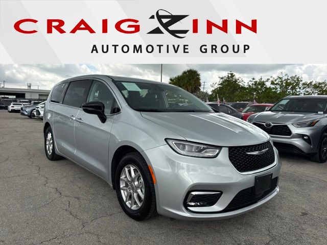 2024 Chrysler Pacifica Touring L's photo