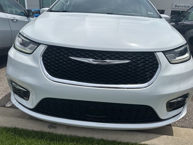 2022 Chrysler Pacifica Touring L - Bright White Clearcoat exterior view 2