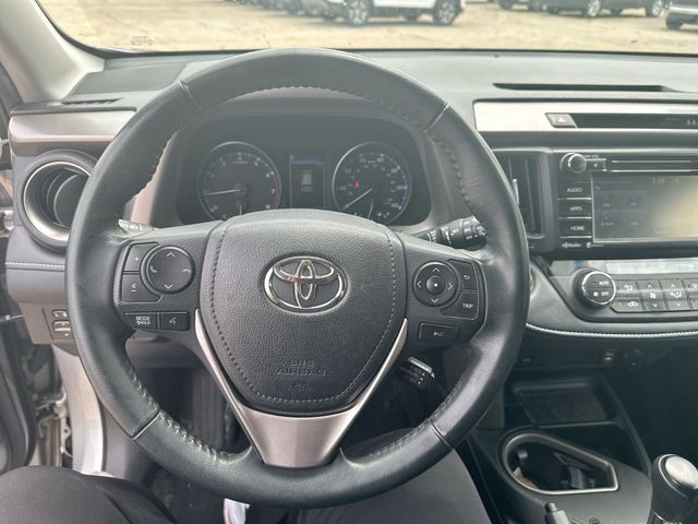Used 2018 Silver Toyota XLE image 14