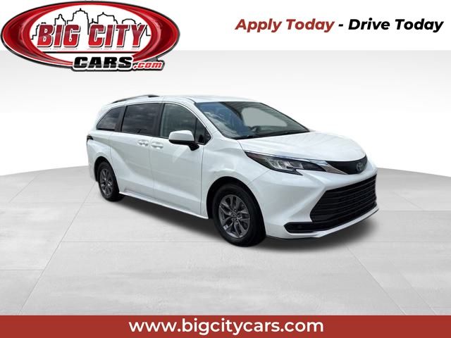 2022 Toyota Sienna LE photo