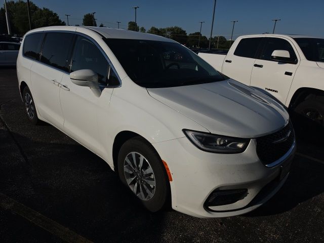 Bright White Clearcoat 2022 Chrysler Pacifica Hybrid Minivan Front-Wheel Drive Continuously Variable Transmission