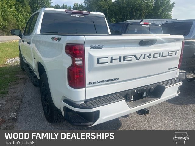 Summit White 2025 Chevrolet Silverado 1500 Custom Crew Cab 4WD Pickup Truck Four-Wheel Drive 8-Speed Automatic