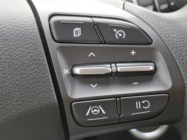 Used 2023 White Hyundai SEL image 10