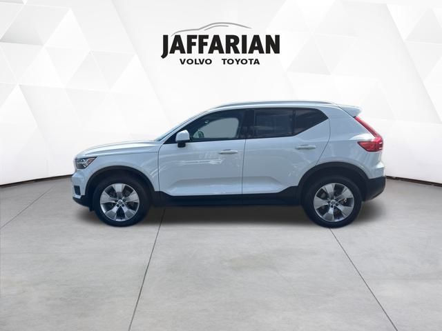 2019 Volvo XC40 Momentum photo 4