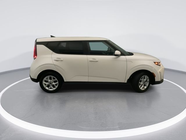 Used 2023 White Kia LX image 7