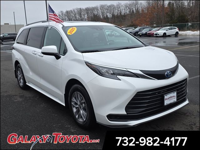 2025 Toyota Sienna LE 8-Passenger FWD
