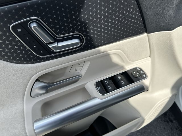 Certified Used 2025  Mercedes-Benz GLA 250 image 17