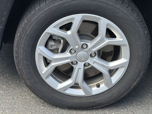 Used 2024 Silver Jeep Latitude image 17