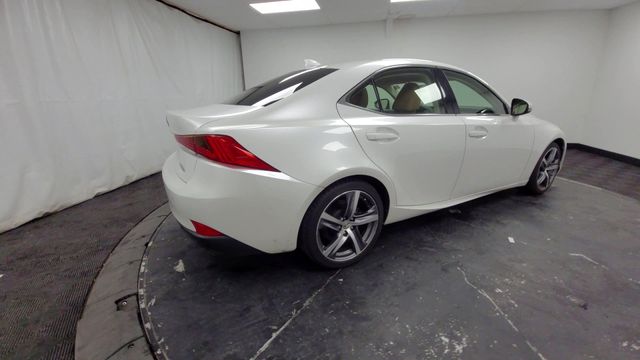2017 – Lexus – IS